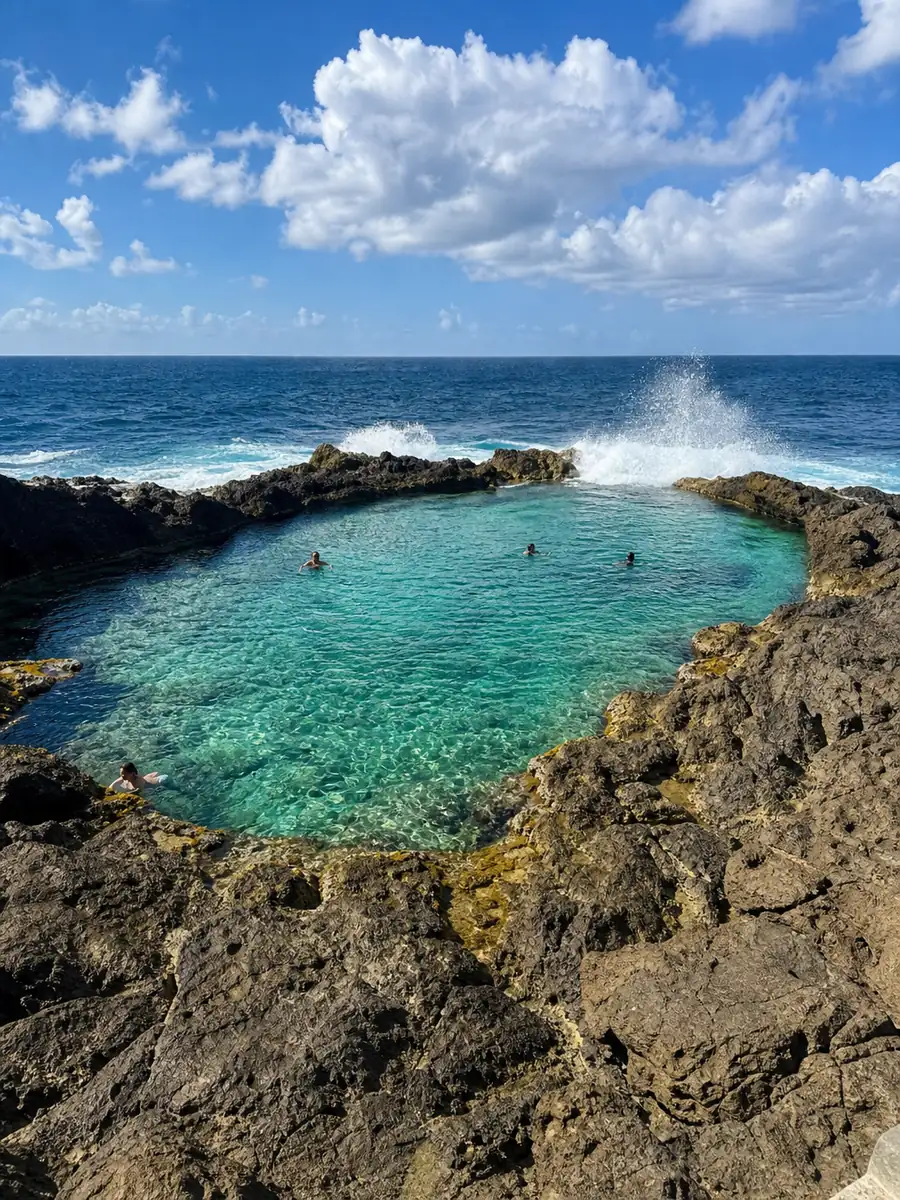 Der Natural Pool, ein türkisfarbenes Becken umgeben von Vulkangestein an Arubas Ostküste